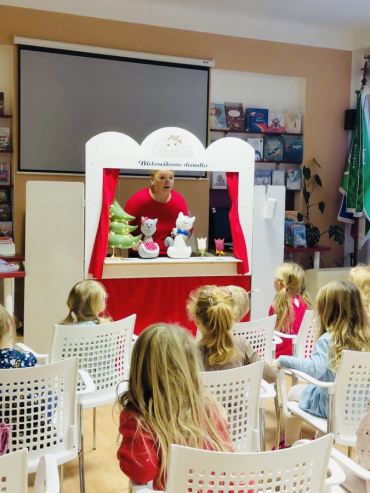 Pohádka Miloušek mezi čerty potěšila děti ze školky v bystřické knihovně