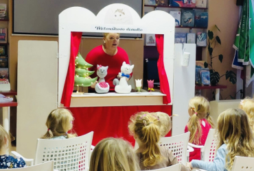 Pohádka Miloušek mezi čerty potěšila děti ze školky v bystřické knihovně