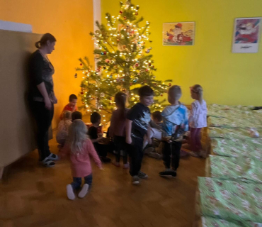 Rozbalování dárečků v MŠ