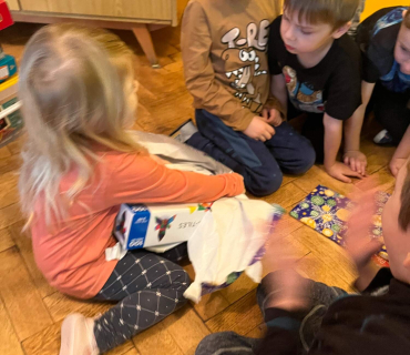 Rozbalování dárečků v MŠ