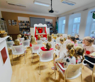 Pohádka Miloušek mezi čerty potěšila děti ze školky v bystřické knihovně