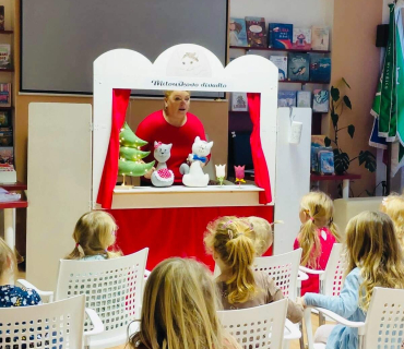 Pohádka Miloušek mezi čerty potěšila děti ze školky v bystřické knihovně