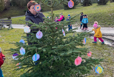 Zdobení stromečku před MŠ